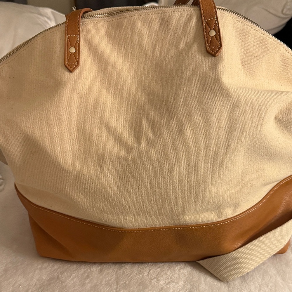 ๐Old Navy Beige and Tan Travel Bag with adjustable straps - Picture 3 of 10